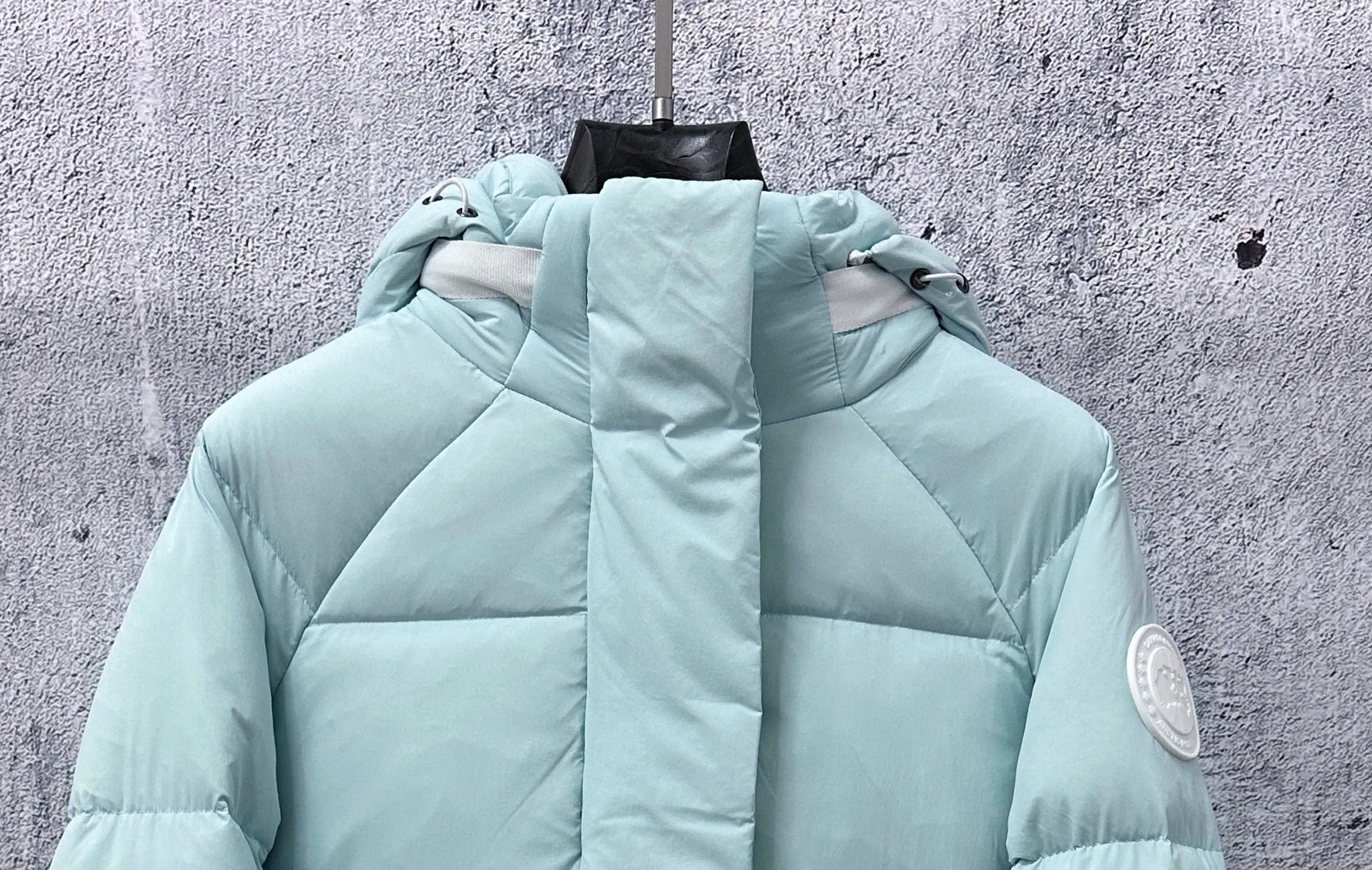 [𝗖𝗔𝗡𝗔𝗗𝗔 𝗚𝗢𝗢𝗦𝗘] Capsule Series Macaron Color White Label Fabric: Made of CORDURA gray cloth imported from Du Pont of the United States, soft Endura Luxe fabric, which enhances the durability of easy-to-wear parts, is lightweight and durable; the inner liner is made of T anti-velvet gallbladder, which is comfortable and soft, and does not rip through velvet. : Equipped with a detachable hood, which can be adjusted in two directions, and is also filled with down, which brings greater softness and wrapping around the head and neck, and is full of warmth. This parka has White trim on the back and around it, and the hardware locks are all original and custom-made, complementing the soft fabric color. Goose logo: The new Series silicone material logo on the official website, non-embroidered logo. Length: Fit hip-length. Size：XS-L